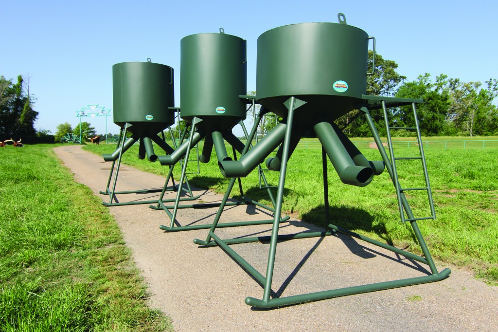 OUTBACK 1000# GRAVITY FED PROTEIN FEEDER CP-1000